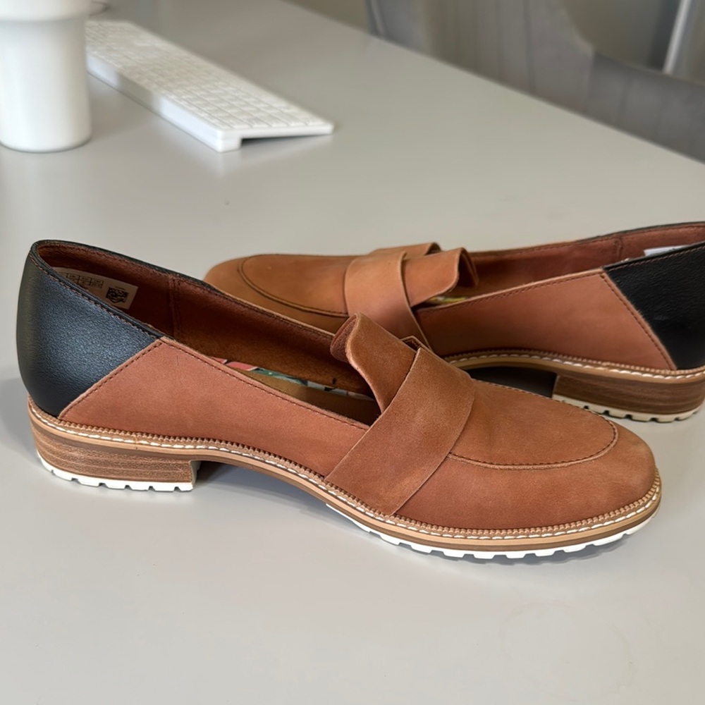 Toms Woman's Brown Leather Flats Classic Loafers / Size 9.5 - Picture 8 of 8